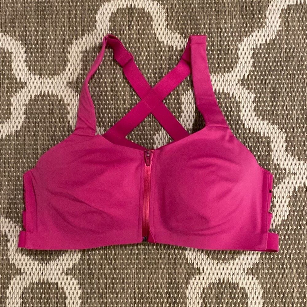 Victoria’s Secret sports bra, knockout by Victoria’s Secret size 38D ￼